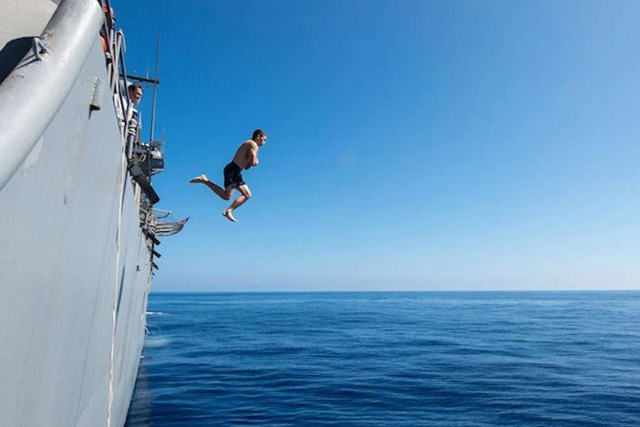 Ναύτης πήδηξε από αρματαγωγό – Και μη χειρότερα..